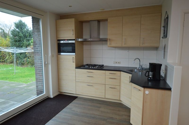 Modern kitchen in Epelaan 19 vacation home, De Koog, Texel, overlooking the garden.