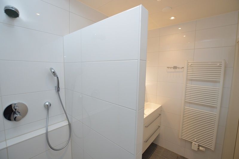 Stylish shower and bathroom in Epelaan 31, vacation home in De Koog, Texel, with luxury finishes.