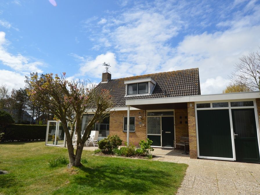 Orchismient 33 vakantiehuis in De Koog Texel met zonnige tuin en terras.