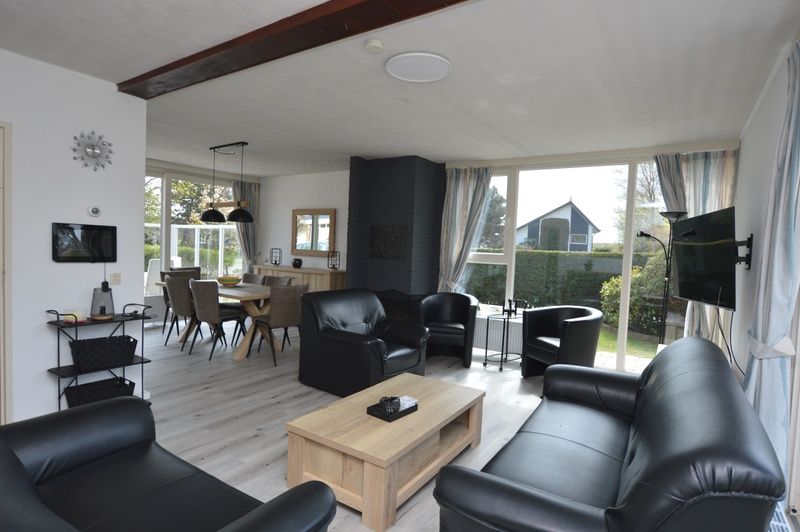 Comfortabele zithoek in Orchismient 33 vakantiehuis De Koog Texel met veel lichtinval.