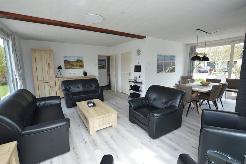 Gezellige woonruimte in Orchismient 33 vakantiehuis De Koog Texel met moderne inrichting.
