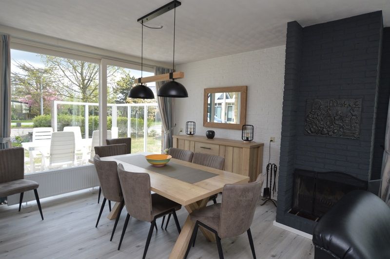 Eetkamer in Orchismient 33 vakantiehuis De Koog Texel met uitzicht op groene omgeving.