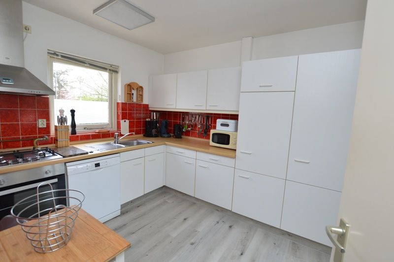 Volledig uitgeruste keuken in Orchismient 33 vakantiehuis De Koog Texel met veel opbergruimte.