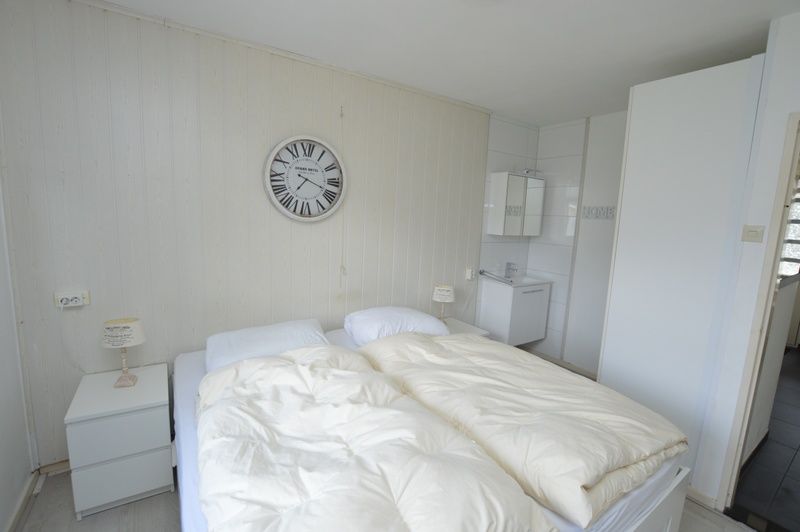 Slaapkamer in Orchismient 33 vakantiehuis De Koog Texel met comfortabel tweepersoonsbed.