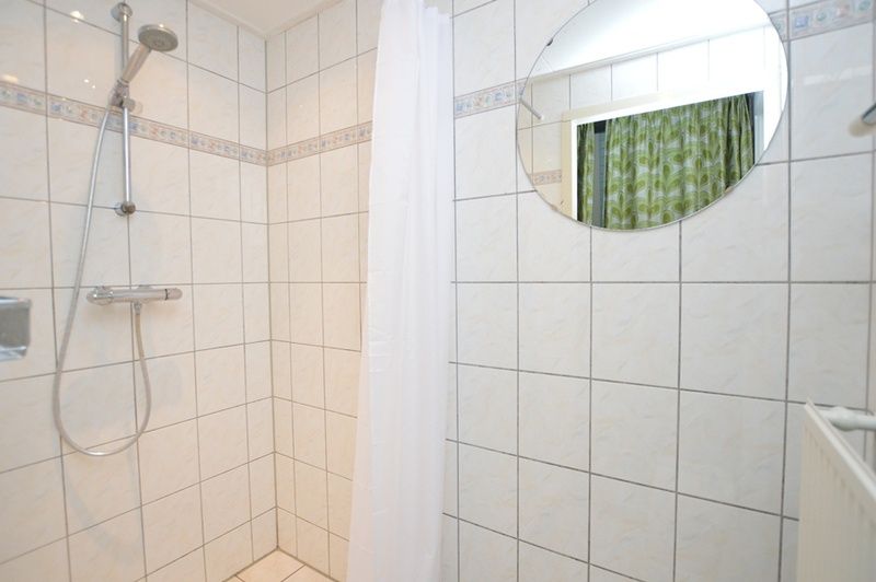 Badkamer in Orchismient 33 vakantiehuis De Koog Texel met ruime douche.