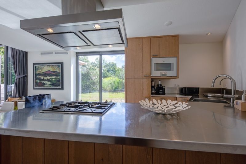 Kitchen overlooking the garden in Park Duynzoom - Villa Duynzoom, vacation home Texel.