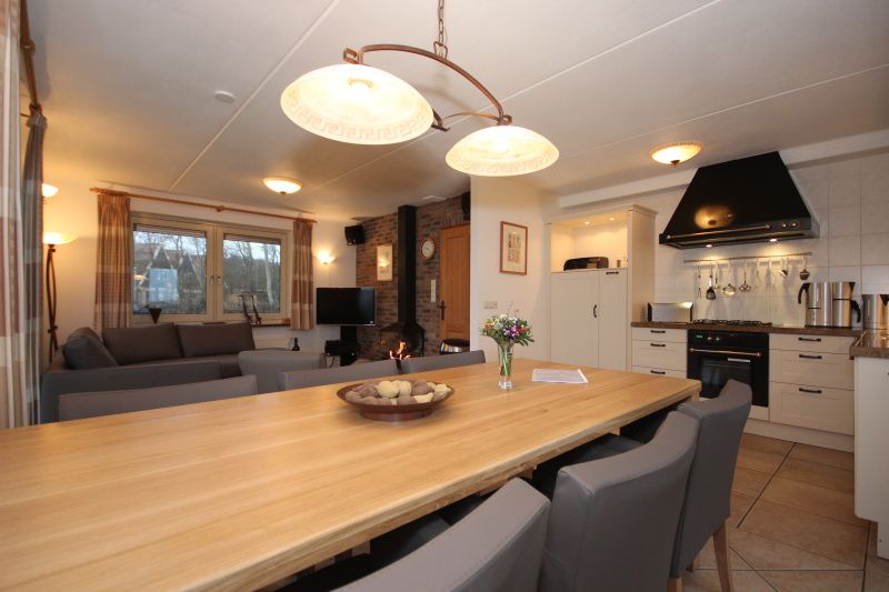 Moderne keuken en eetruimte in Villa, De Koog, Texel, ideaal voor gezellig samenzijn op de Waddeneilanden.