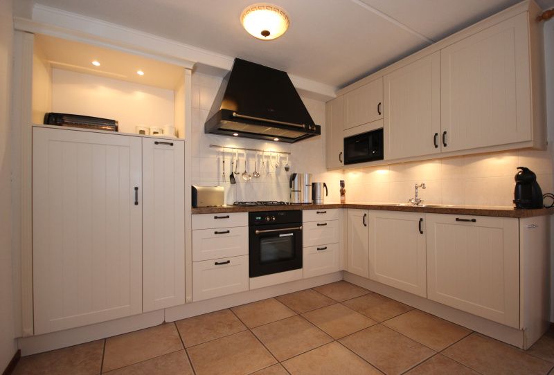 Volledig uitgeruste keuken in Villa, De Koog, Texel, met moderne apparatuur voor een zorgeloos verblijf.