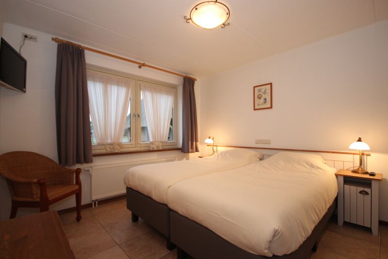 Slaapkamer in Villa, De Koog, Texel, met twee comfortabele bedden voor een goede nachtrust op de Waddeneilanden.