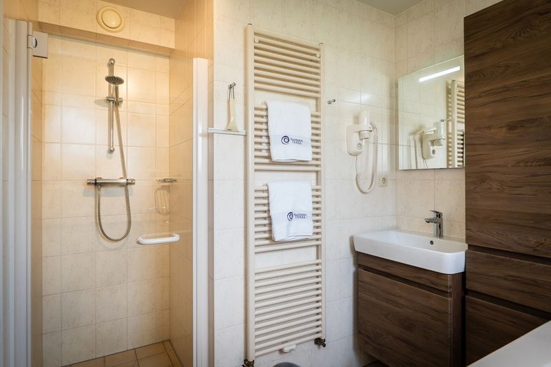 Moderne badkamer in Villa, De Koog, Texel, met douche en luxe voorzieningen voor ultiem comfort.