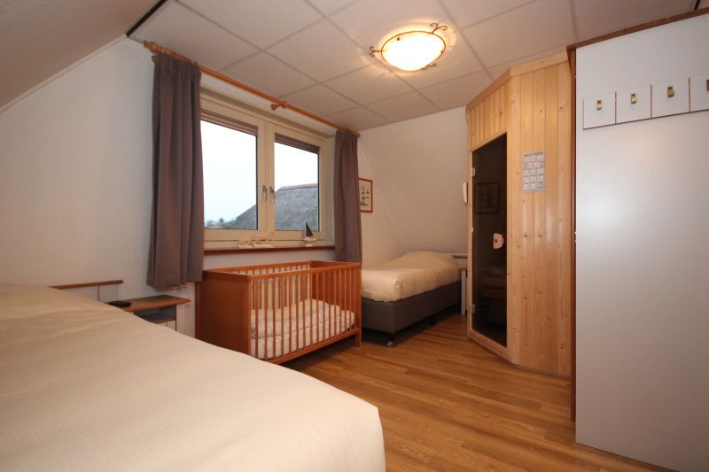 Kinderkamer in Villa, De Koog, Texel, met ledikant en sauna voor een gezinsvriendelijk verblijf.