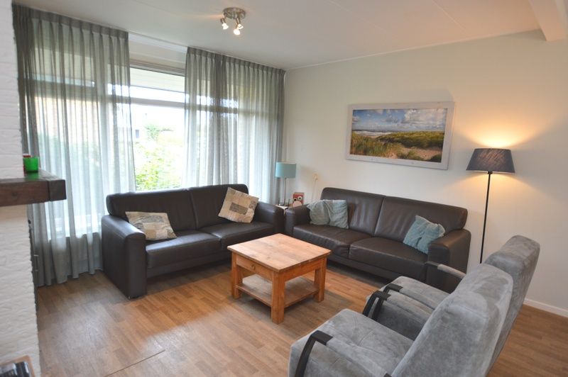 Cozy living room in Orchismient 27, De Koog, Texel, with comfortable sofas and lots of light.