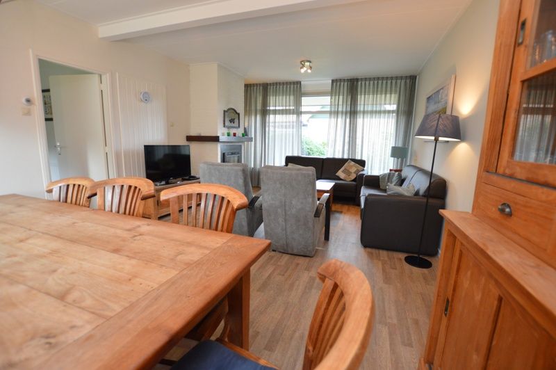 Spacious living room with dining area in Orchismient 27, De Koog, Texel, ideal for family gatherings.