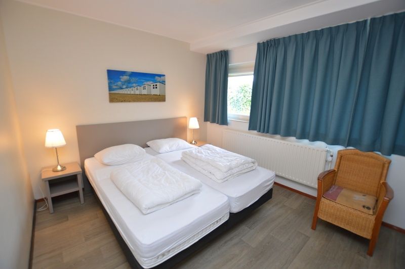 Comfortable bedroom in Orchismient 27, De Koog, Texel, with double bed and serene atmosphere.