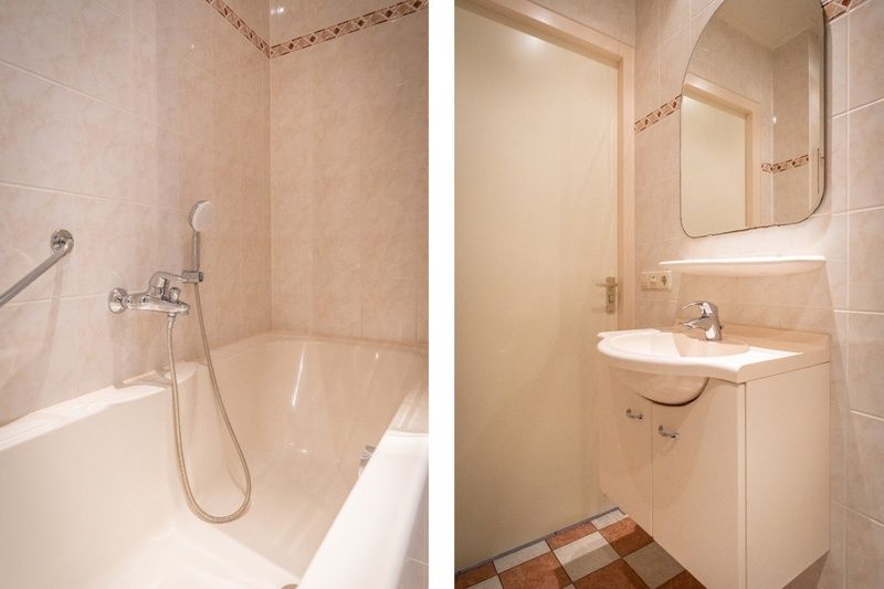 Comfortabele badkamer met ligbad in Bungalow 15a, De Koog, Texel.