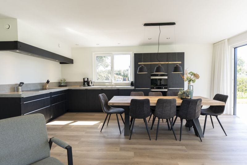 Modern kitchen in Villa 37a, De Koog, Texel, vacation home with spacious dining area and lots of light on the Wadden Islands.
