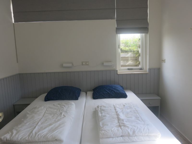 Bedroom with double bed in Bungalow 25, a vacation home in De Koog, Texel.