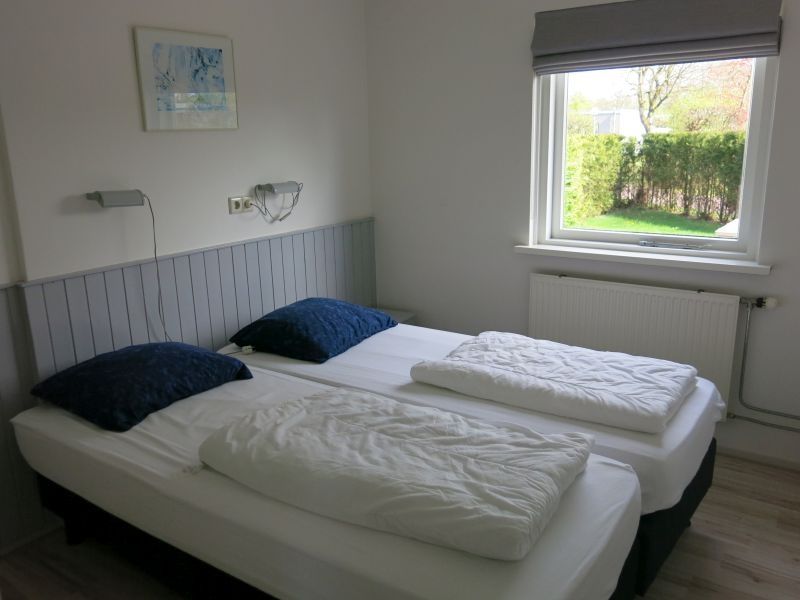 Spacious bedroom overlooking the garden in Bungalow 25, vacation home De Koog, Texel.