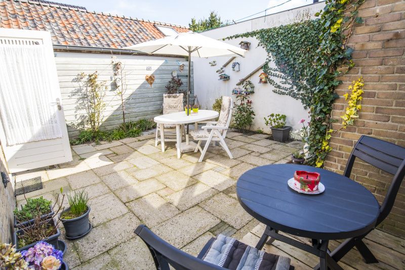 Sunny terrace at Bungalow 9708 in De Koog Texel, ideal for relaxation on the Wadden Island.