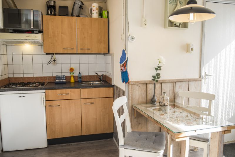 Compact kitchen in Bungalow 9708, De Koog Texel, equipped for a comfortable stay on the Wadden Islands.