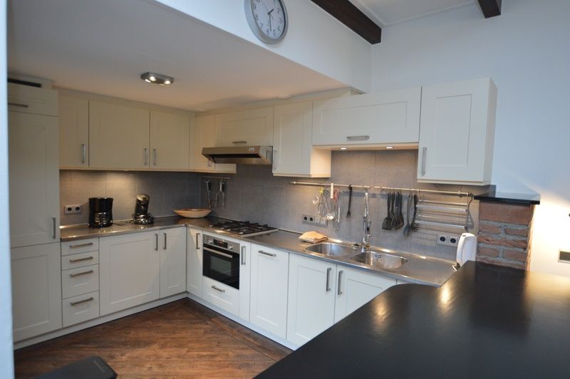 Modern kitchen in Orchismient 28 De Koog Texel with all amenities.