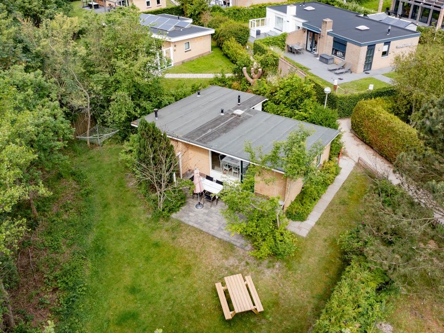 Aerial photo of Bungalowpark 't Luwe Land, Bungalow 51 in De Koog, Texel, surrounded by green nature.