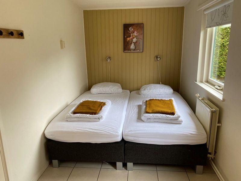 Second bedroom with comfortable beds in Bungalow 51, Bungalowpark 't Luwe Land, De Koog, Texel.