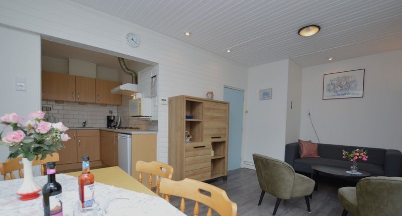 Open kitchen in vacation home Plevierstraat 18, De Koog, Texel with dining room and access to living room.