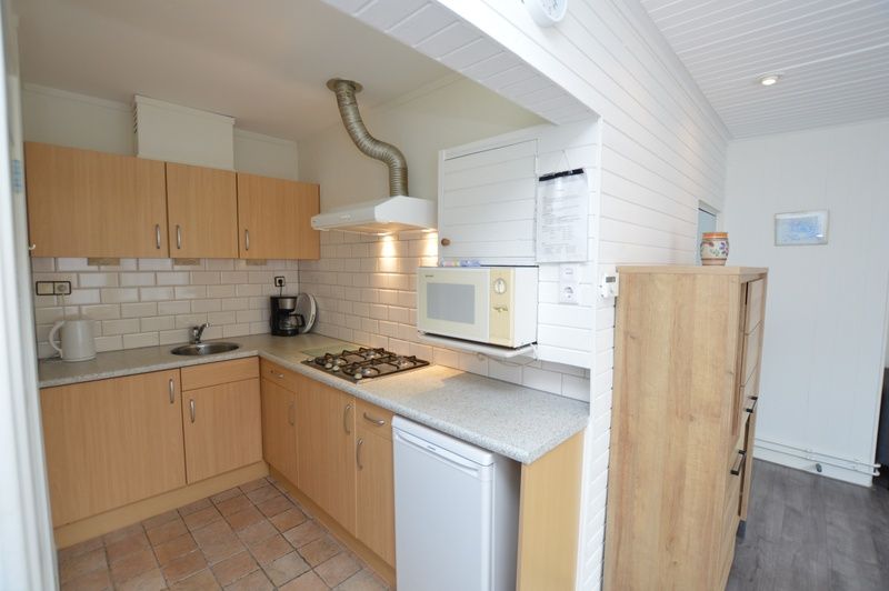 Fully equipped kitchen in Plevierstraat 18 vacation home, De Koog, Texel with modern appliances.