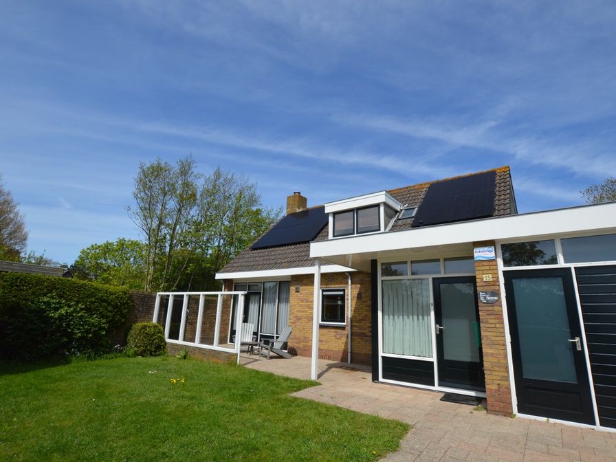 Orchismient 35 vacation home in De Koog Texel with sunny terrace and green garden.