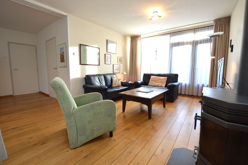 Bright living room in Orchismient 35 vacation home, De Koog Texel, ideal for relaxation.