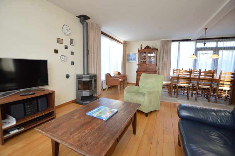 Orchismient 35 vacation home, De Koog Texel, with cozy living room and dining room.