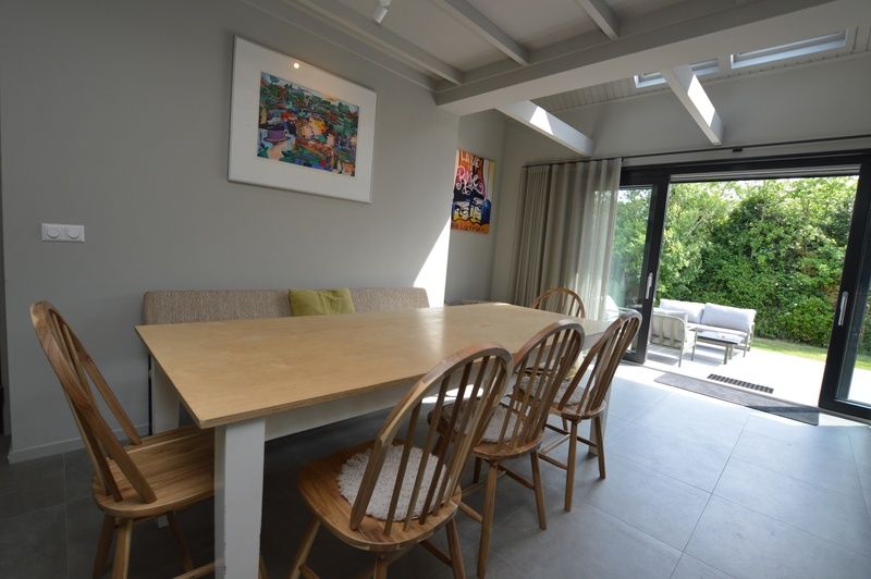 Essecke im Ferienhaus Ruijslaan 73, De Koog, Texel, mit viel Tageslicht.