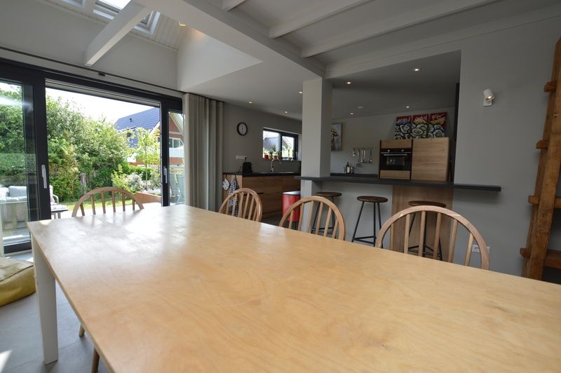 Esszimmer mit Schiebetueren zur Terrasse in Ruijslaan 73, De Koog, Texel, fuer gemuetliche Mahlzeiten.