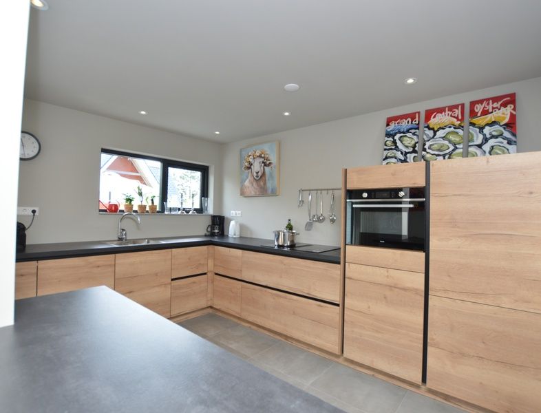 Moderne Kueche in Ruijslaan 73, Ferienhaus in De Koog, Texel, mit Holzverkleidung.