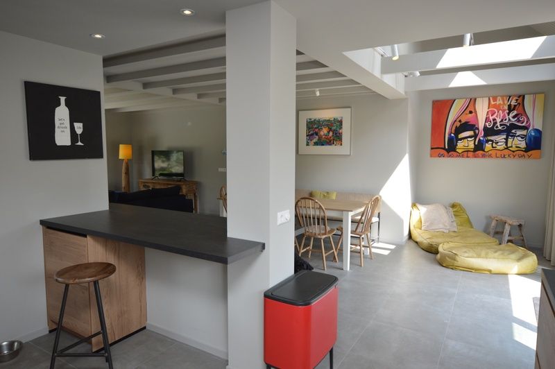 Offene Kueche und Essbereich in Ruijslaan 73, De Koog, Texel, mit gemuetlicher Atmosphaere.