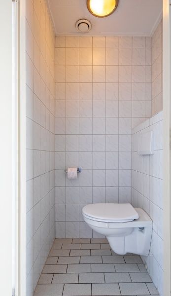 Netjes betegelde toiletruimte in Motel Texel Appartement (Z), De Koog, Texel voor optimaal comfort.