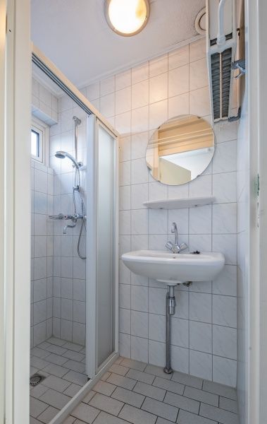 Moderne badkamer met douche en wastafel in Motel Texel Appartement (Z), De Koog, Texel voor een verfrissend verblijf.