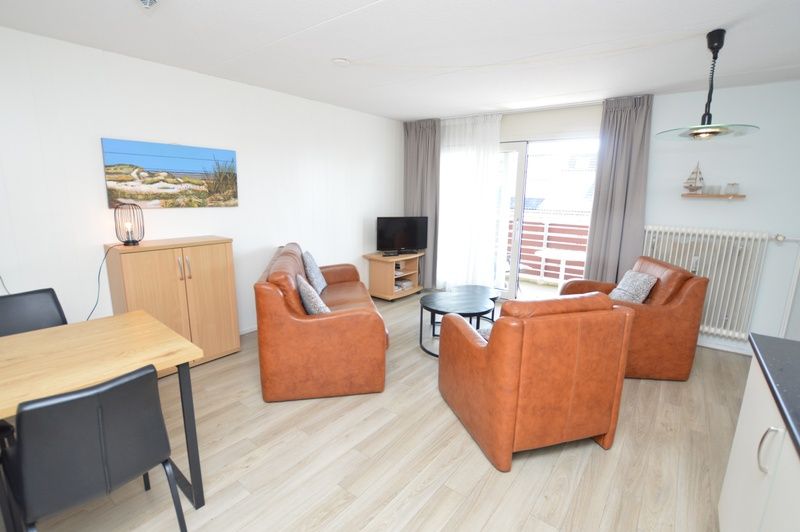 Helles Wohnzimmer im Motel Texel - Apartment 208/1L, De Koog, Texel, mit Balkonblick und moderner Einrichtung.