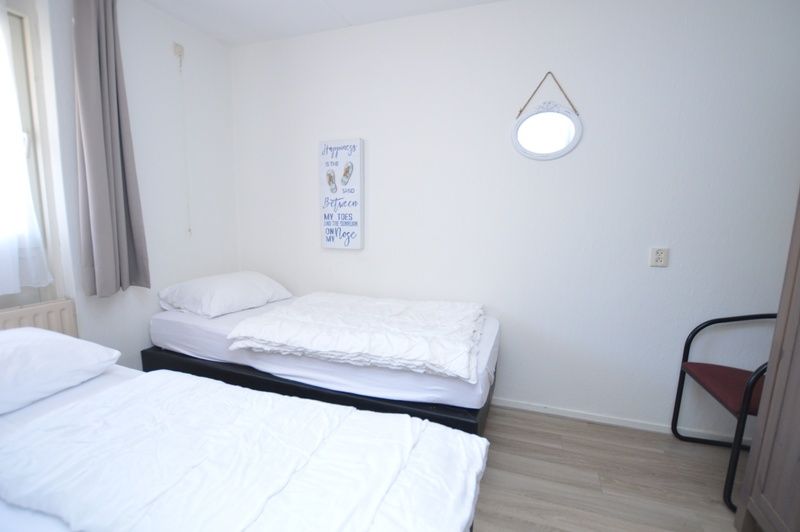 Komfortables Zimmer im Motel Texel - Appartement 208/1L, De Koog, Texel, mit zwei Einzelbetten und einer erholsamen Atmosphaere.