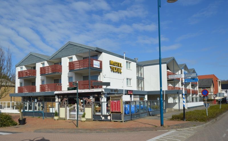Aussenansicht des Motel Texel, De Koog, Texel, mit Balkon und zentraler Lage auf den Watteninseln.