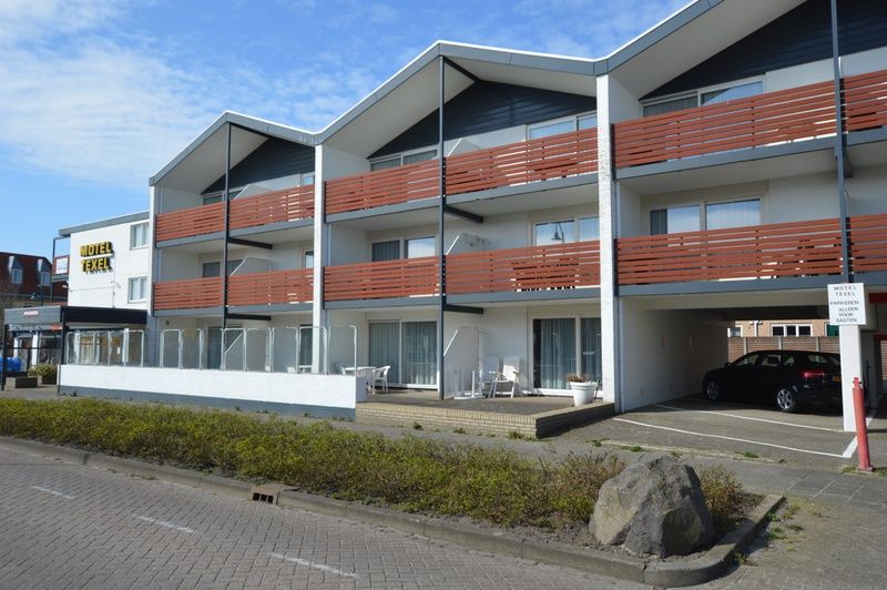 Vorderansicht des Motel Texel, De Koog, Texel, mit grosszuegigen Balkonen und moderner Architektur auf den Watteninseln.
