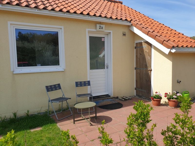 Charming terrace at De Duinpan - Duinhuisje Texel in De Koog, perfect for relaxing outside in the sun.