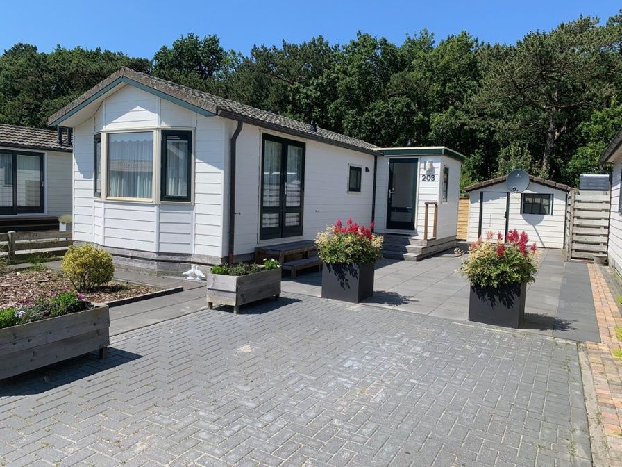 Chaletpark Bregkoog - Chalet Bregkoog 203 in De Koog, Texel with modern exterior and green surroundings.