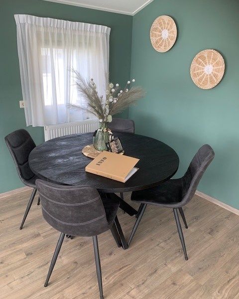 Dining area Chalet Bregkoog 203 in De Koog, Texel with round table and modern furnishings.