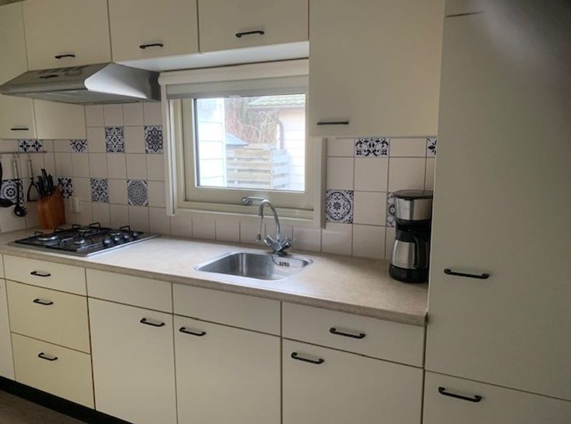 Fully equipped kitchen Chalet Bregkoog 203 in De Koog, Texel with modern appliances.