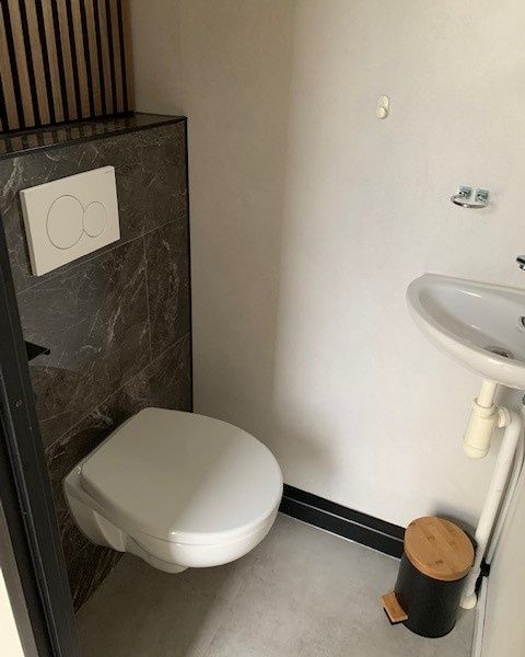 Compact toilet in Chalet Bregkoog 203, De Koog, Texel with modern finish.