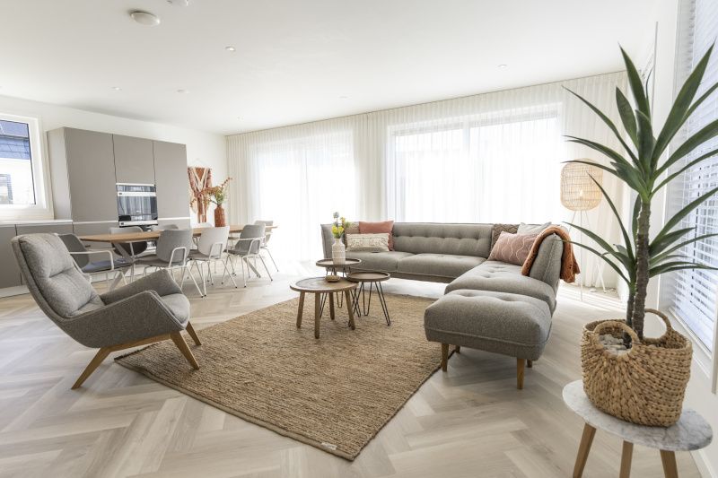Stilvolles Wohnzimmer der Villa 19 in De Koog, Texel, mit bequemen Moebeln und viel Licht, ideal zum Entspannen.