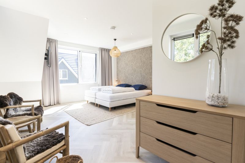 Geraeumiges Schlafzimmer in der Villa 19, De Koog, Texel, mit natuerlichem Licht und komfortablen Moebeln, ideal fuer einen entspannten Aufenthalt.