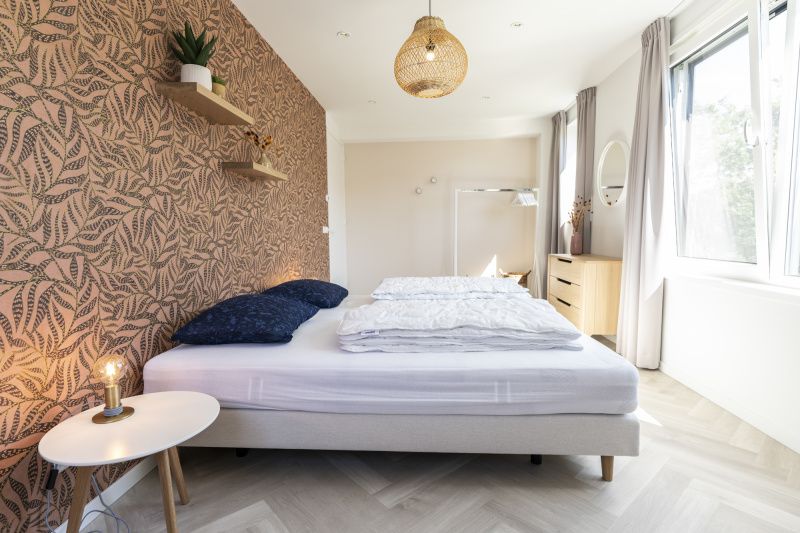 Stilvolles Schlafzimmer in der Villa 19, De Koog, Texel, mit natuerlichen Elementen und viel Licht, fuer ein erholsames Erlebnis.